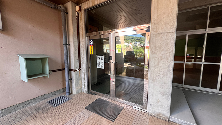 正面入口の裏手にあるドア